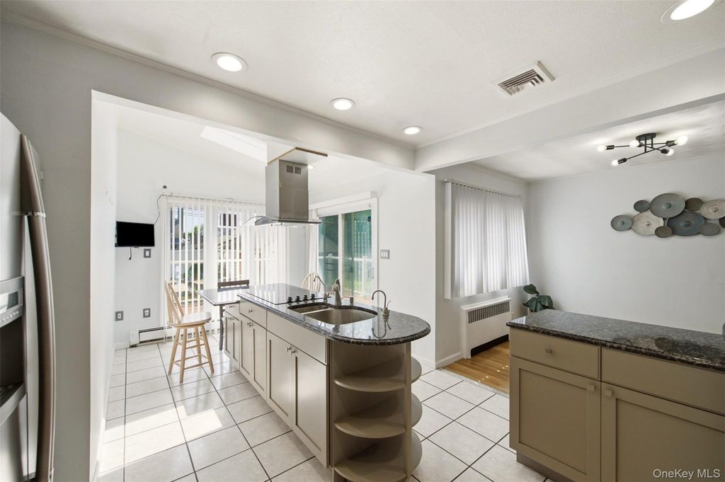 160 Clearmeadow Drive, East Meadow, NY 11554 — photo 4