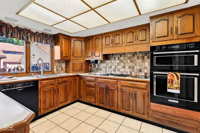 8119 Bromley Place, Indianapolis, IN 46219