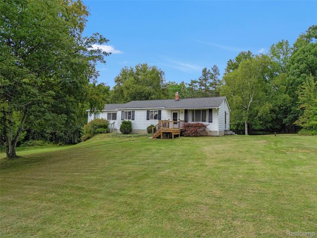 3250 Groveland Road, Groveland Township, MI 48462