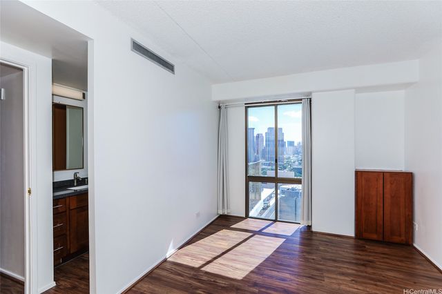 225 Queen Street 20D, Honolulu, HI 96813