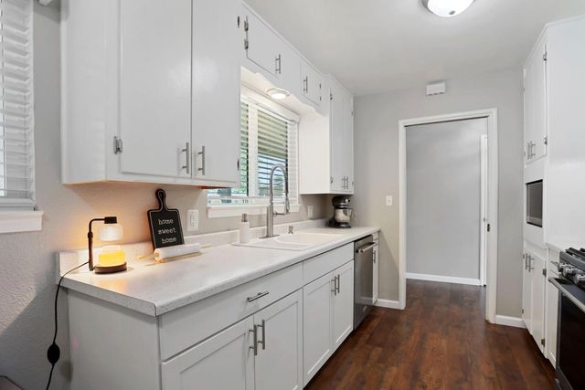 1518 Carverwood Dr, Modesto, CA 95350