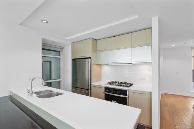 24-15 Queens Plaza N 3A, Long Island City, NY 11101
