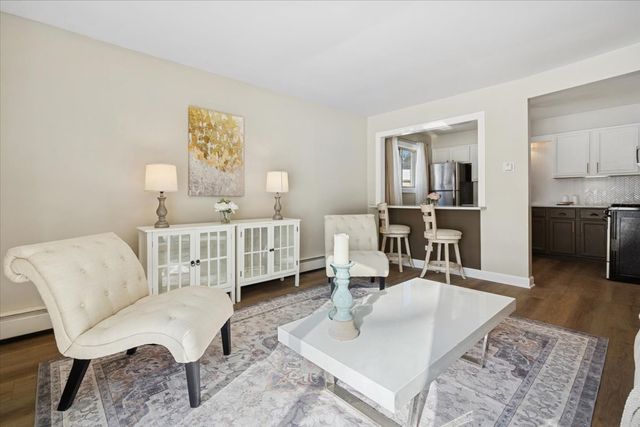 501 Carlysle Drive 7, Clarendon Hills, IL 60514