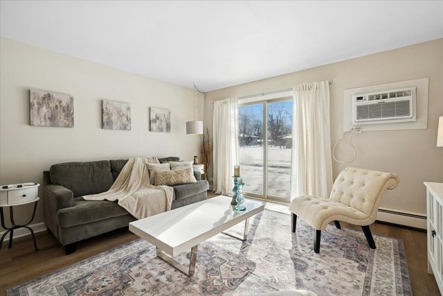 501 Carlysle Drive 7, Clarendon Hills, IL 60514