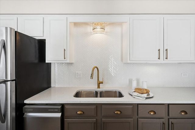 501 Carlysle Drive 7, Clarendon Hills, IL 60514