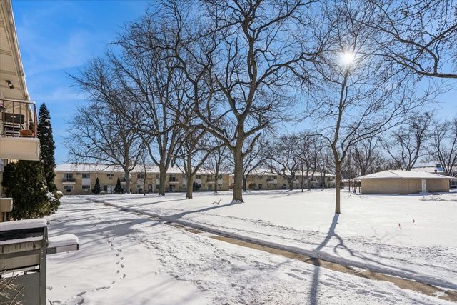 501 Carlysle Drive 7, Clarendon Hills, IL 60514