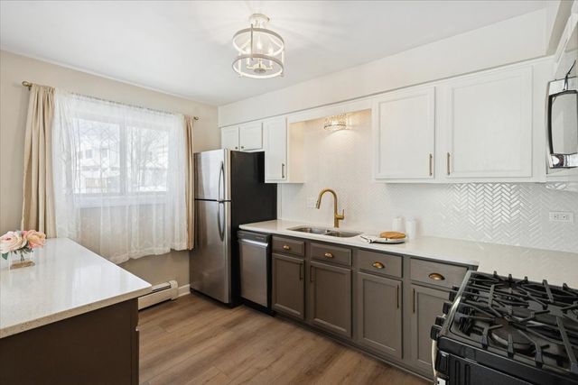 501 Carlysle Drive 7, Clarendon Hills, IL 60514