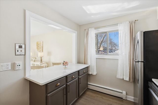 501 Carlysle Drive 7, Clarendon Hills, IL 60514