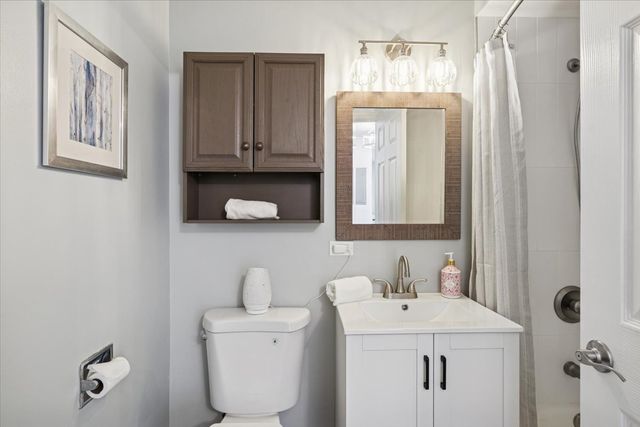 501 Carlysle Drive 7, Clarendon Hills, IL 60514