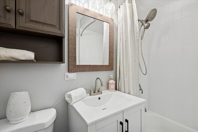 501 Carlysle Drive 7, Clarendon Hills, IL 60514