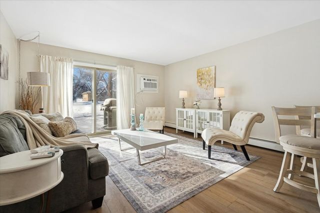 501 Carlysle Drive 7, Clarendon Hills, IL 60514