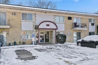 501 Carlysle Drive 7, Clarendon Hills, IL 60514