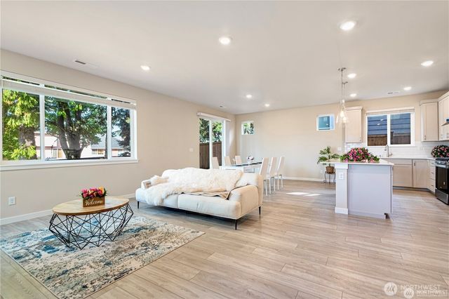 23827 SE 115th Place SE, Kent, WA 98031