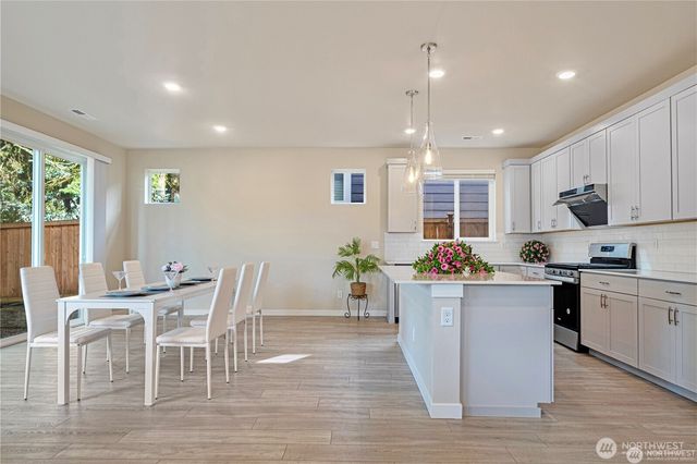 23827 SE 115th Place SE, Kent, WA 98031