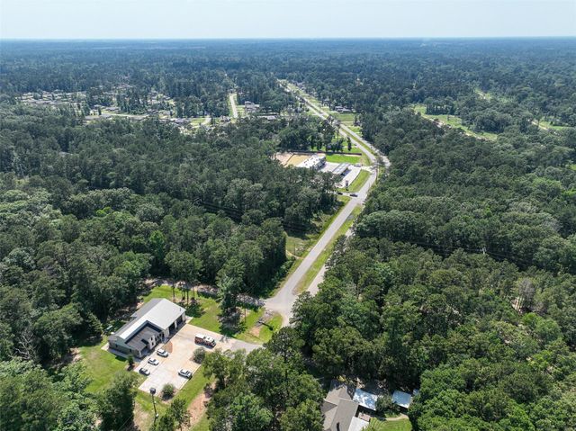 000 Fairway Dr, New Caney, TX 77357