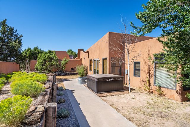 106 Camino Espejo, Santa Fe, NM 87507