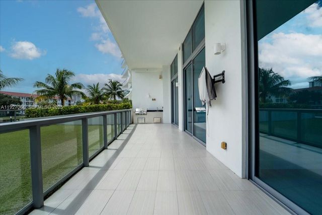 3250 NE 188th St 103, Aventura, FL 33180