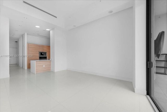 3250 NE 188th St 103, Aventura, FL 33180