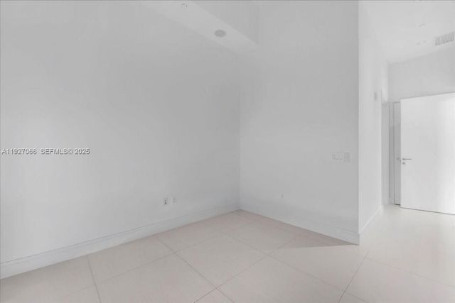 3250 NE 188th St 103, Aventura, FL 33180