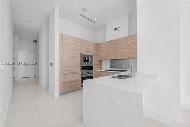 3250 NE 188th St 103, Aventura, FL 33180