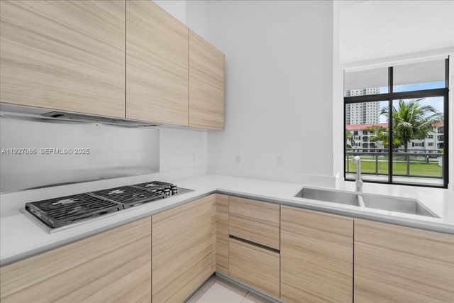 3250 NE 188th St 103, Aventura, FL 33180