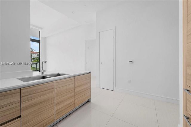 3250 NE 188th St 103, Aventura, FL 33180