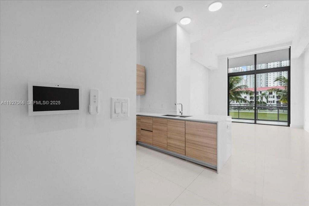 3250 NE 188th St 103, Aventura, FL 33180