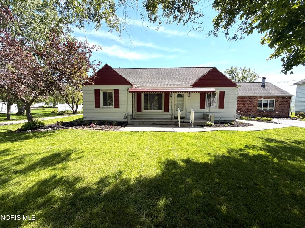 210 School Street, Luckey, OH 43443