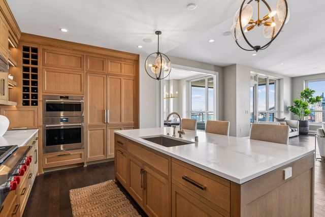 1111 W River Parkway 21B, Minneapolis, MN 55415