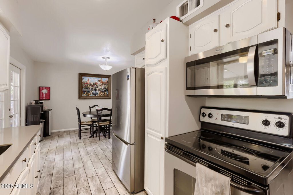 Image 4 of property listing at 95 W SAN REMO Street, Gilbert, AZ 85233