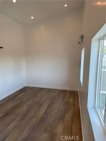 24308 Victory Boulevard, Woodland Hills (los Angeles), CA 91367