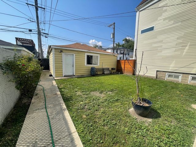 3815 W Diversey Avenue, Chicago, IL 60647