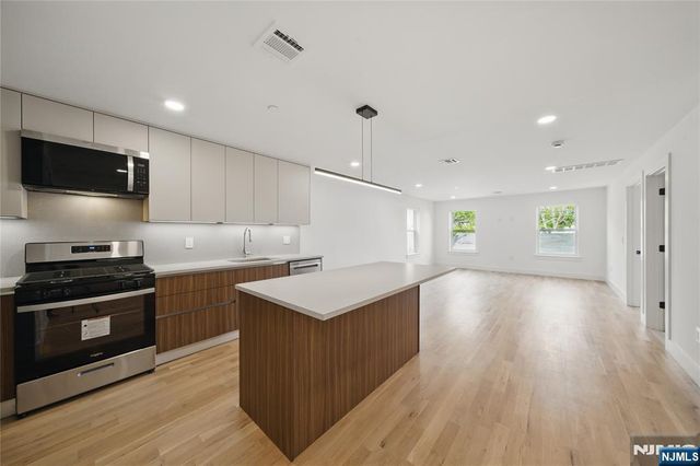 11 W Railroad Avenue 2, Tenafly, NJ 07670