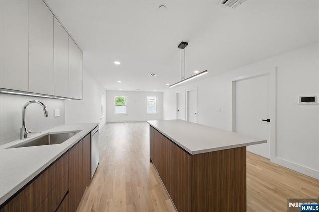 11 W Railroad Avenue 2, Tenafly, NJ 07670