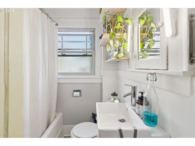 6816 N MARYLAND Ave, Portland, OR 97217