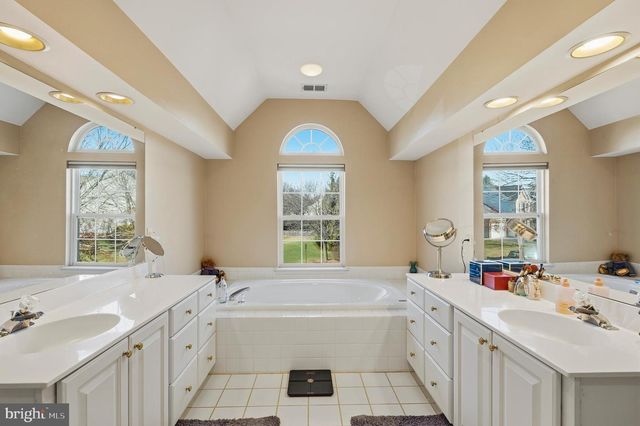 27 DONOVAN RD, Pennington, NJ 08534