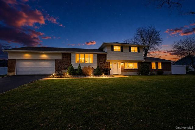 10 Wisteria Way, Commack, NY 11725