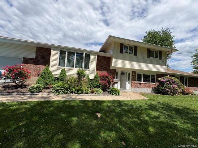 10 Wisteria Way, Commack, NY 11725