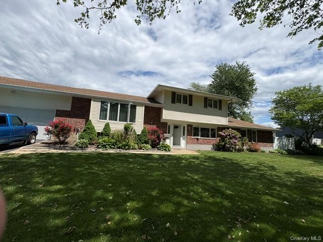 10 Wisteria Way, Commack, NY 11725