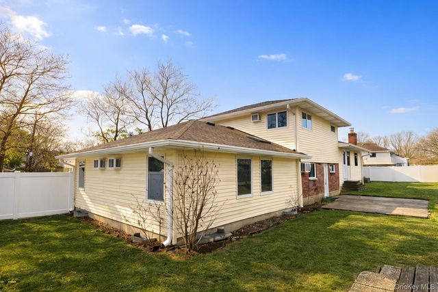 10 Wisteria Way, Commack, NY 11725