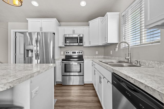 322 6th Ave SW, Surrey, ND 58785