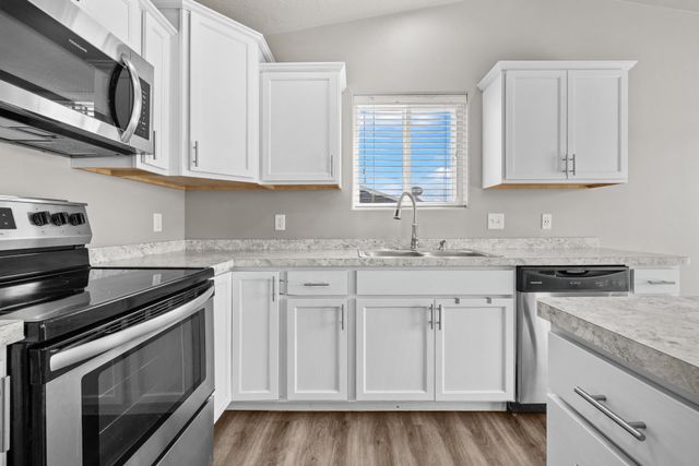 322 6th Ave SW, Surrey, ND 58785