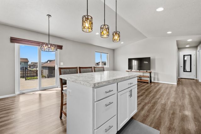 322 6th Ave SW, Surrey, ND 58785