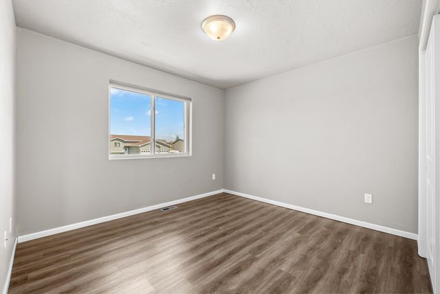 322 6th Ave SW, Surrey, ND 58785