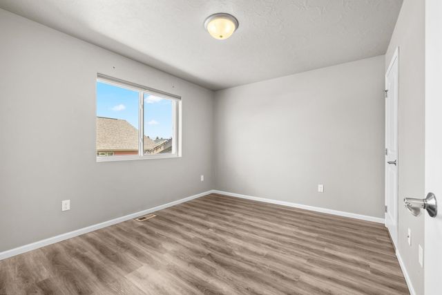 322 6th Ave SW, Surrey, ND 58785