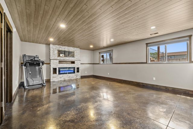 322 6th Ave SW, Surrey, ND 58785