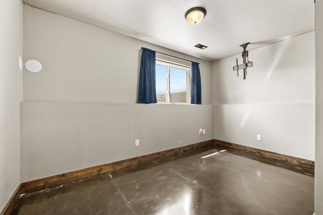 322 6th Ave SW, Surrey, ND 58785