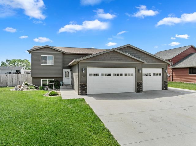 322 6th Ave SW, Surrey, ND 58785