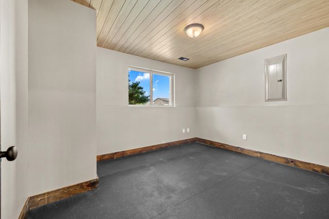 322 6th Ave SW, Surrey, ND 58785