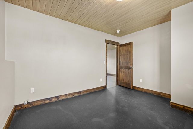 322 6th Ave SW, Surrey, ND 58785